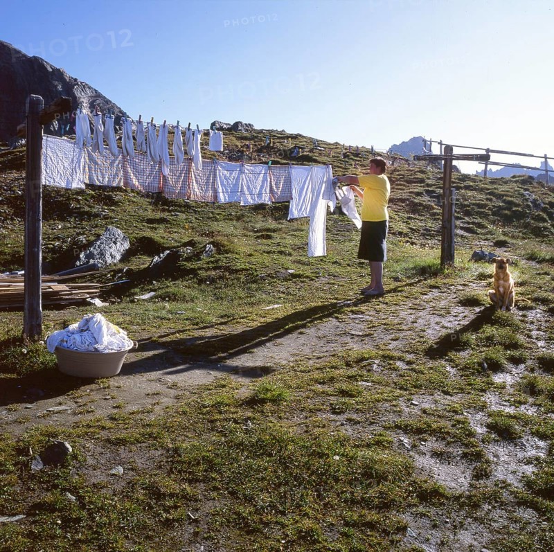 AUT, Austria, Matrei: For mountain hikers, the mountain tour on the Venedigerhoehenweg, here on 12.8.1994, with the ascent of the Grossvenediger over the glacier, is already a serious challenge that requires experience and caution, Europe