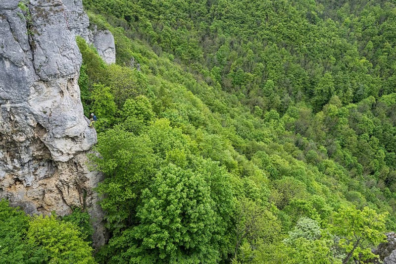 Climbers, rocks and forest, Reußenstein ruins, Swabian Alb, Baden-Württemberg, Germany, Europe