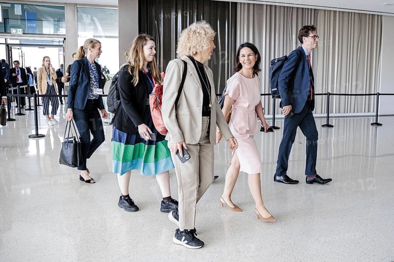 Annalena Baerbock (Buendnis 90 Die Gruenen), Bundesaussenministerin, Jennifer Lee Morgan, Staatssekretaerin und Sonderbeauftragte fuer internationale Klimapolitik im Auswaertigen Amt, aufgenommen auf dem Weg ins Plenum der COP28 in Dubai, 08.12.2023