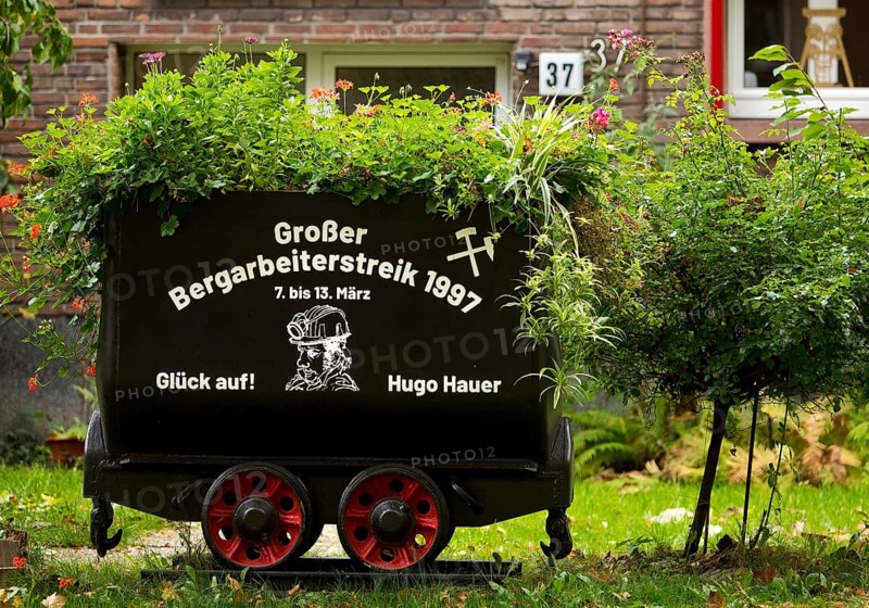 Coal lorry in the front garden commemorating the big miners' strike in 1997, Gelsenkirchen, Ruhr area, North Rhine-Westphalia, Germany, Europe