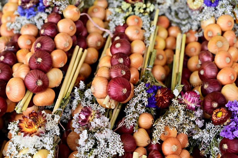 Market stall with onion plaits, traditional harvest jewellery, onion market, Bern, Canton of Bern, Switzerland, Europe