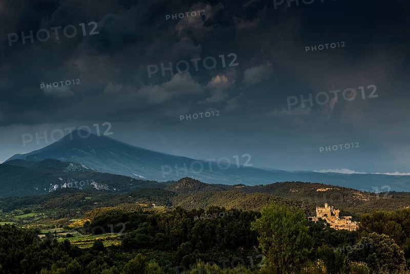 Thunderstorm, Mont Ventoux, Dentelles de Montmirail, Département Vaucluse, Provence, Provence-Alpes-Côte dAzur, France, Europe