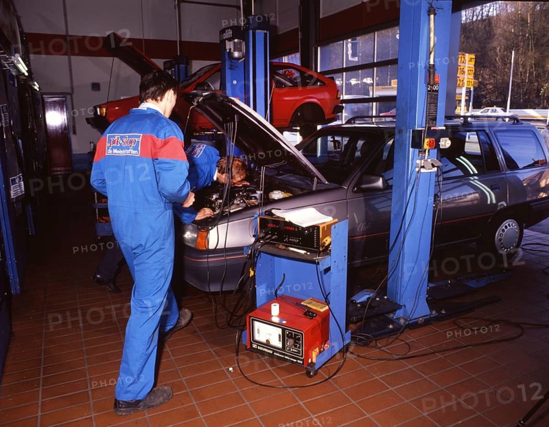 DEU, Germany: The historical slides from the times 80-90s events and persons from politics, culture, working life, medicine etc. Iserlohn. TüV test at the Nolte company 60s