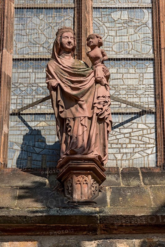Town Church of Our Lady, statue of Mary, statue of Mary above portal, Gothic hall church, Old Town, Friedberg, Wetterau, Hesse, Germany, Europe