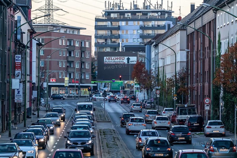 Gladbecker Straße in Essen, B224, inner-city street in Essen heavily polluted by air pollution, part of a possible diesel driving ban zone in Essen, Essen, North Rhine-Westphalia, Germany, Europe