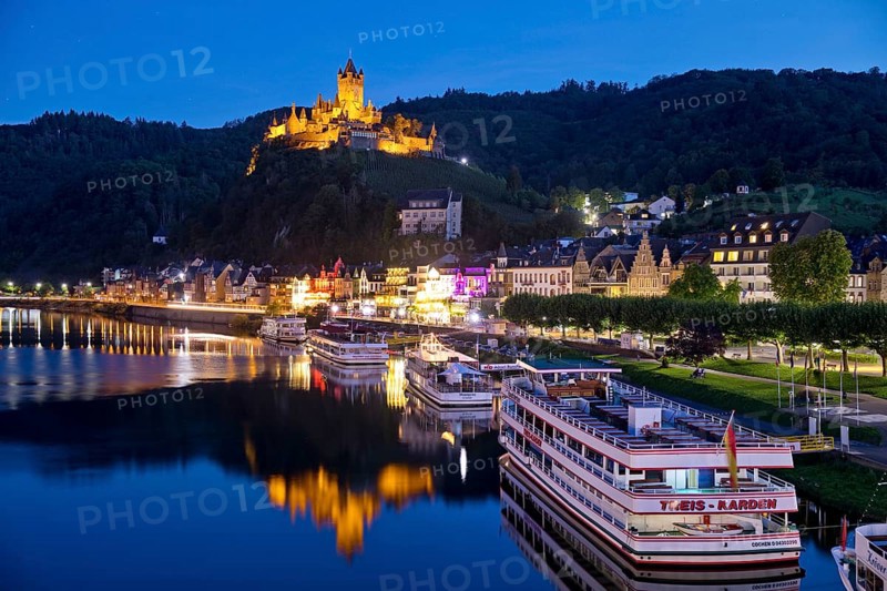 Town view of Cochem on the Moselle with Reichsburg Castle in the evening, Rhineland-Palatinate, Germany, Europe