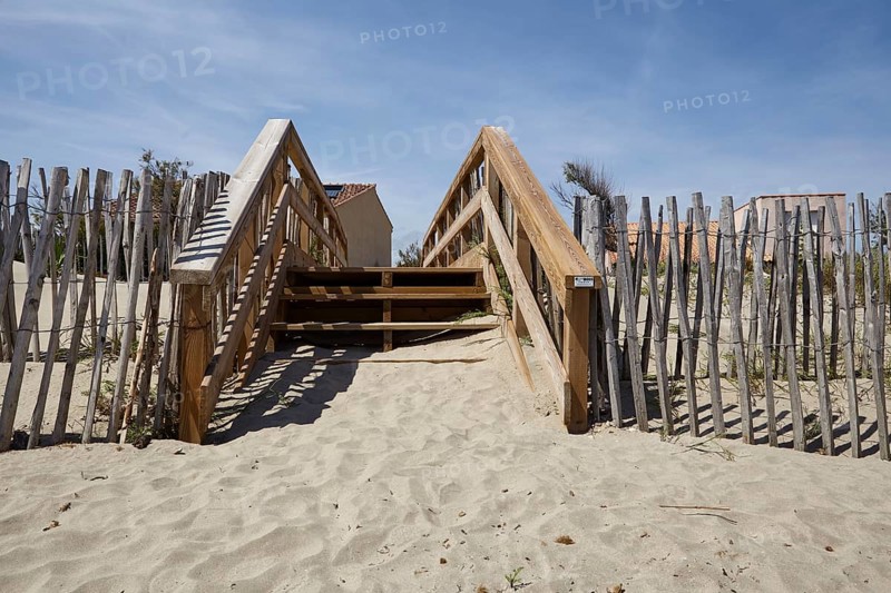 Access and protective fence to prevent erosion on the beach at Frontignan, Hérault, Occitania, France, Europe