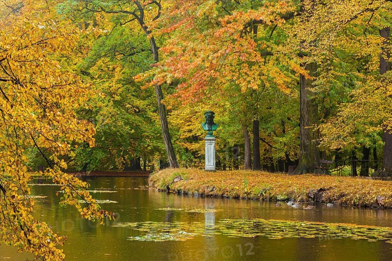 About 15 kilometres east of Dresden city centre, directly on the Elbe, lies Pillnitz Palace & Park, the most important chinoise palace complex in Europe. The extraordinary ensemble of architecture and garden art is harmoniously integrated into the river landscape of the Elbe valley in front of the vineyards
