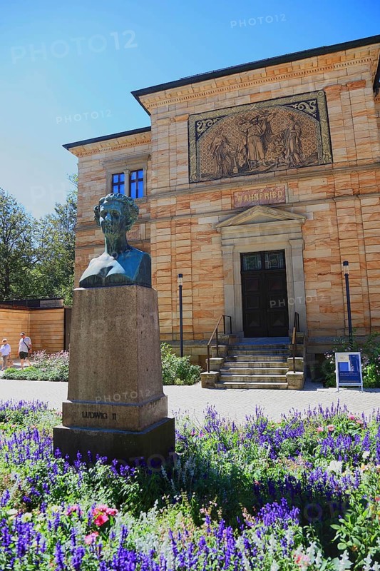 The Villa Wahnfried, Haus Wahnfried, former home of Richard Wagner, in front of it the bustle of Ludwig II, Bayreuth, Upper Franconia, Bavaria, Germany, Europe