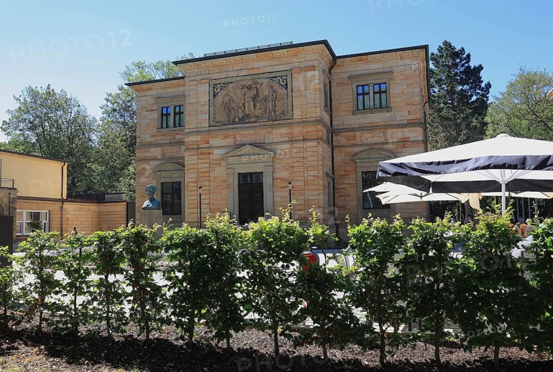 Villa Wahnfried, Haus Wahnfried, former home of Richard Wagner, in front of it the bustle of Ludwig II, Bayreuth, Upper Franconia, Bavaria, Germany, Europe