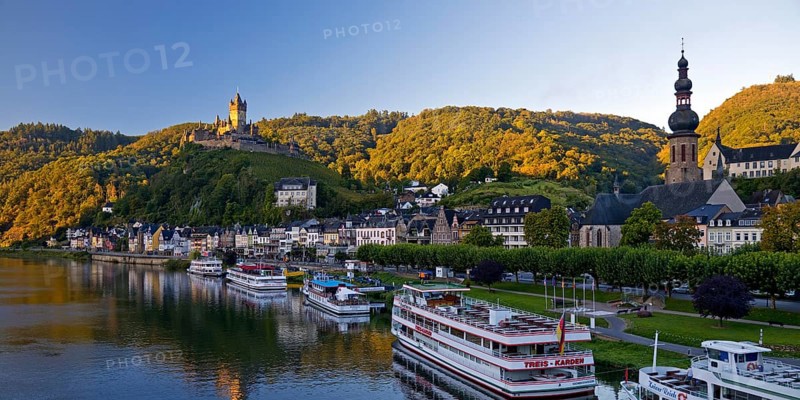 Town view of Cochem on the Moselle with Reichsburg Castle, Rhineland-Palatinate, Germany, Europe