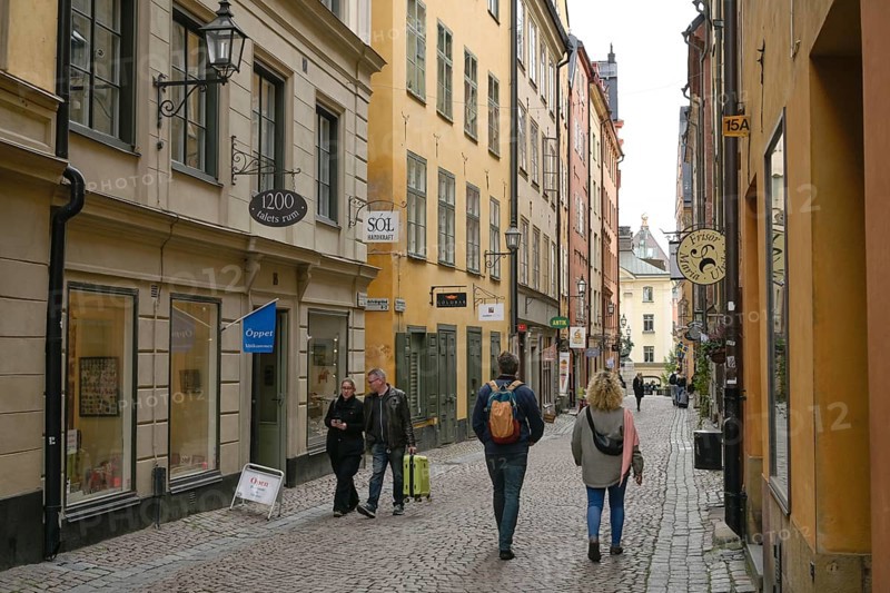 Passers-by, tourists, Köpmangatan alley, Old Town, Gamla Stan, Stockholm, Sweden, Europe