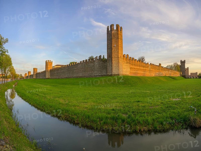 City wall in the evening light, Montagnana, province of Padua, Italy, Europe