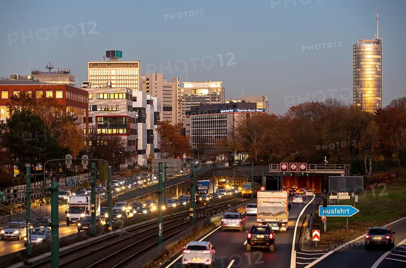 Motorway A40, Ruhrschnellweg, in Essen, route through the city centre, is affected by a possible diesel driving ban, Skyline, Essen, North Rhine-Westphalia, Germany, Europe
