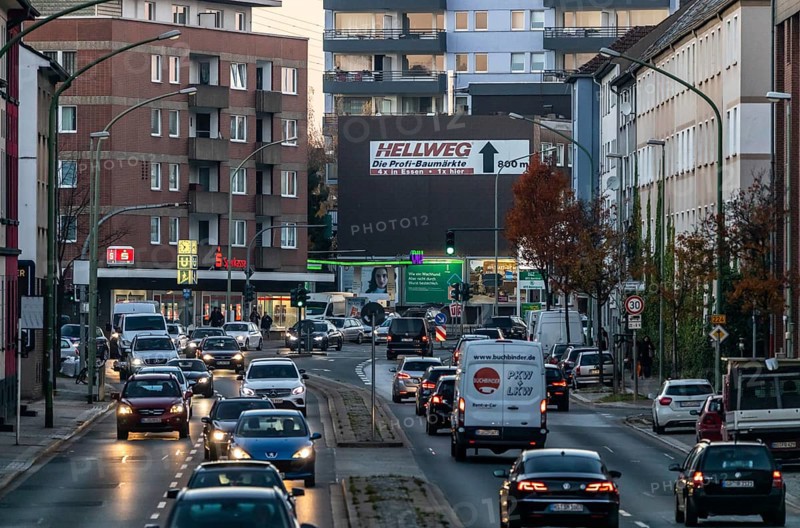 Gladbecker Straße in Essen, B224, inner-city street in Essen heavily polluted by air pollution, part of a possible diesel driving ban zone in Essen, Essen, North Rhine-Westphalia, Germany, Europe