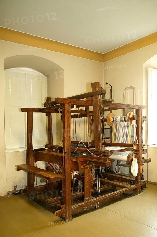 The mission of the German Damask and Terry Museum is to preserve the special textile traditions of Großschönau, as damask was first woven here in Germany in 1666 and the German terry towelling industry began here in 1856. The technical development can be traced here on almost 30 functioning textile machines