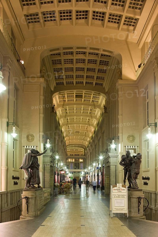 In the Mädler Passage, the entrance to Auerbachs Keller, passers-by are greeted by Goethe's Faust and Mephisto. The wall and ceiling paintings by Heinrich Bey also thematise Goethe's Faust poem, as does the wooden sculpture by Max Stolz hanging from the vaulted ceiling