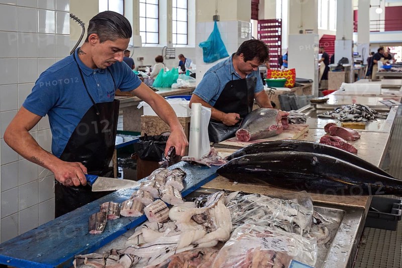 Black scabbardfish (Aphanopus carbo) being filleted, fish hall, fish market, market hall Mercado dos Lavradores, Funchal, Madeira Island, Portugal, Europe