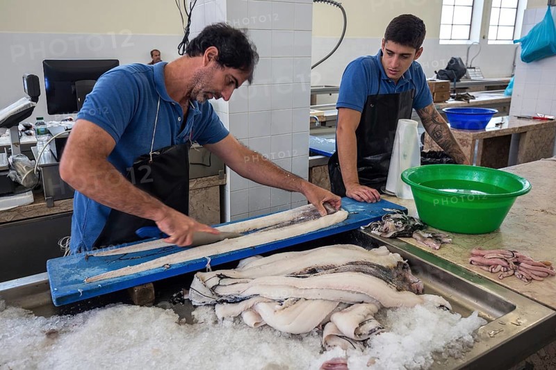 Black scabbardfish (Aphanopus carbo) being filleted, fish hall, fish market, market hall Mercado dos Lavradores, Funchal, Madeira Island, Portugal, Europe