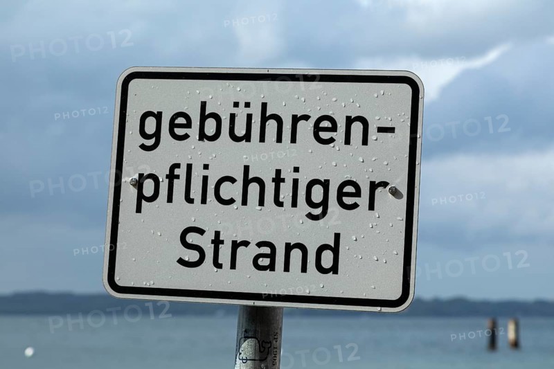 Sign indicates beach with fees, Glücksburg, Schleswig-Holstein, Germany, Europe