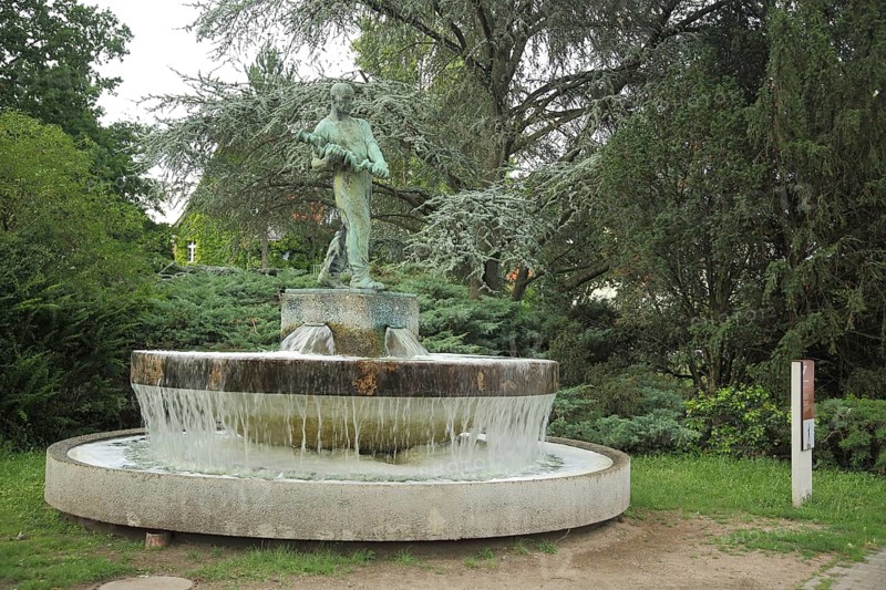 Worker monument, statue, fountain, crankshaft, bear, Rüsselsheim, Hesse, Germany, Europe
