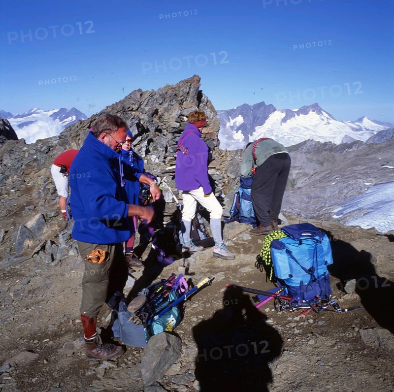 AUT, Austria, Matrei: For mountain hikers, the mountain tour on the Venedigerhoehenweg, here on 12.8.1994, with the ascent of the Grossvenediger over the glacier, is already a serious challenge that requires experience and caution, Europe
