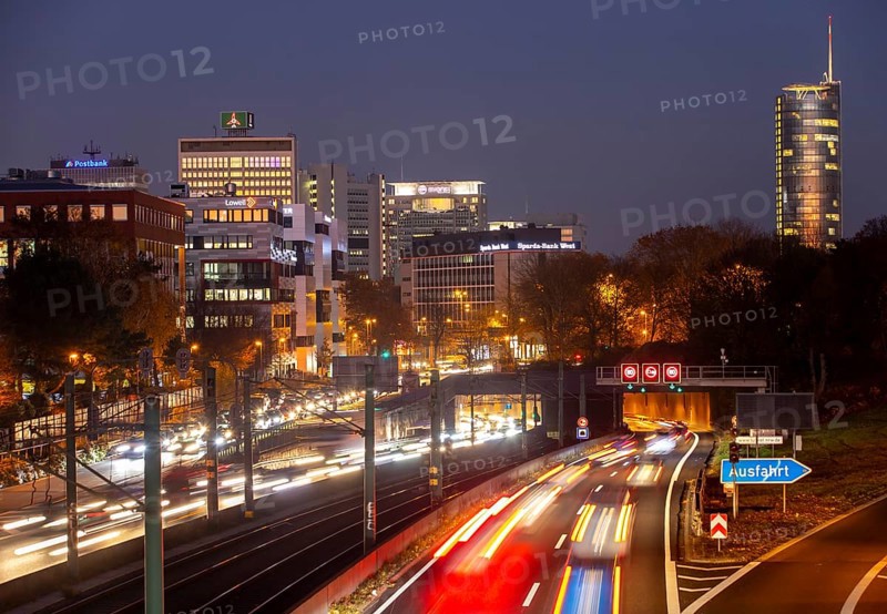 Motorway A40, Ruhrschnellweg, in Essen, route through the city centre, is affected by a possible diesel driving ban, Skyline, Essen, North Rhine-Westphalia, Germany, Europe
