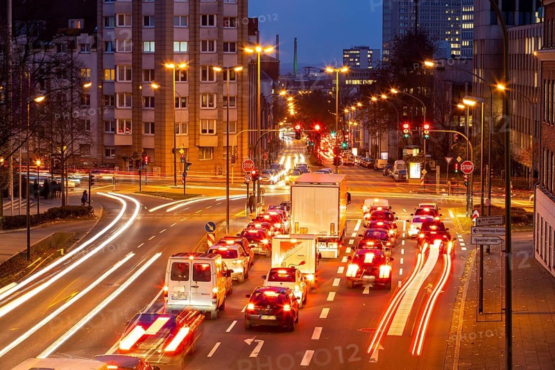 Evening city centre traffic in Essen, large intersection of Bismarckstrasse, B224, Friedrichstrasse and Hohenzollernstrasse, this area would also be affected by a diesel driving ban, Essen, North Rhine-Westphalia, Germany, Europe