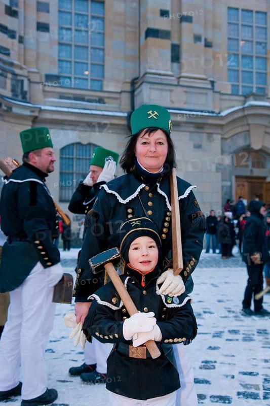 The Striezelmarkt, which has been organised since 1434, is the oldest Christmas market in Germany and takes place on the Altmarkt. A new tradition was established in Dresden with a large mining parade organised by mining and smelting miners from the Ore Mountains