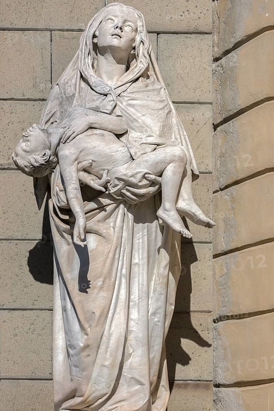 Tomb sculpture Mother with child at the Staglieno Monumental Cemetery, Cimitero Monumentale di Staglieno, Piazzale Giovanni Battista Resasco, Genoa, Italy, Europe