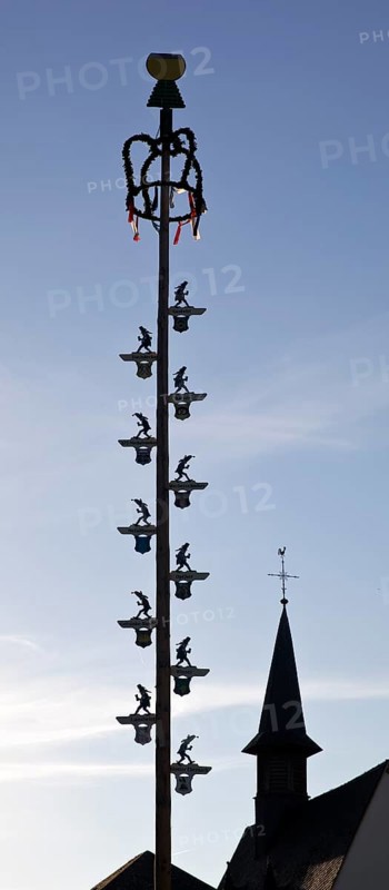 Maypole of the Heimat und Verschönerungsverein with the tower of the Sankt Antonius Chapel, Cochem, Rhineland-Palatinate, Germany, Europe