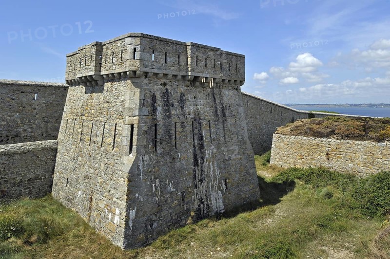 The Vauban tower Tour du Toulinguet at the Pointe du Toulinguet, Camaret-sur-Mer, Finistère, Brittany, France, Europe