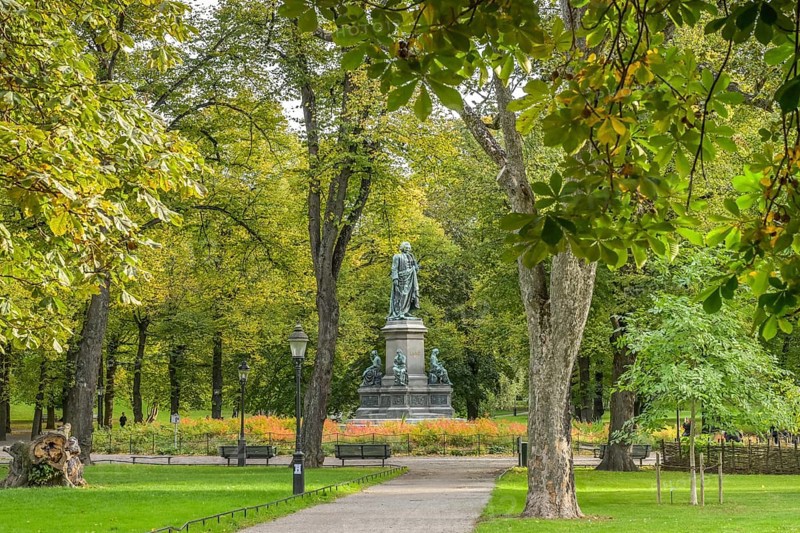 Carl von Linné monument, Humlegarden Royal Garden, Karlaväge, Stockholm, Sweden, Europe