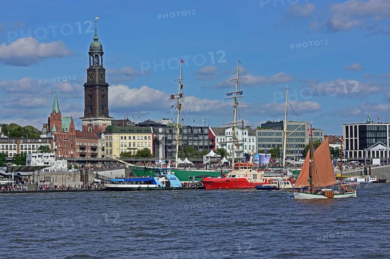 Europe, Germany, Hanseatic City of Hamburg, Elbe, View across the Elbe to Michel and Baumwall, Windjammer Rickmer Rickmers, Hamburg, Hamburg, Federal Republic of Germany, Europe