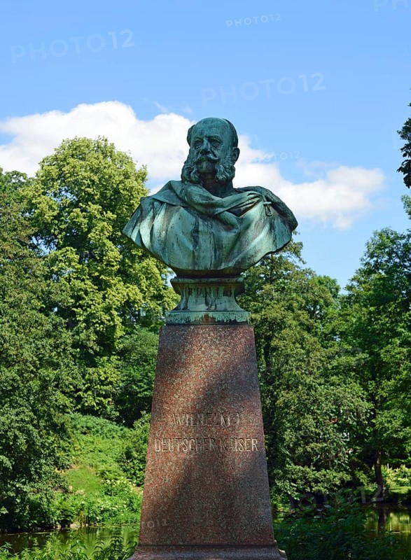 Europe, Germany, Hamburg, Bergedorf district, Bergedorf Castle from the 17th century, only castle in Hamburg, castle park, bronze bust of Wilhelm I, German Emperor, Hamburg, Hamburg, Federal Republic of Germany, Europe
