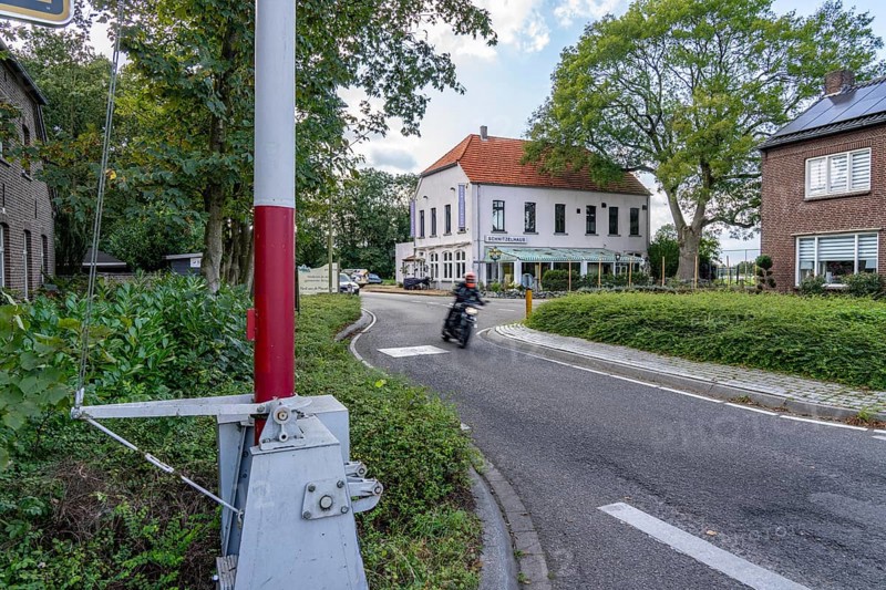 Green border, Siebengewald-Gaesdonck border crossing, south of Goch, without controls, between the Netherlands and Germany, old, restored barrier, building in the Netherlands, North Rhine-Westphalia, Germany, Europe