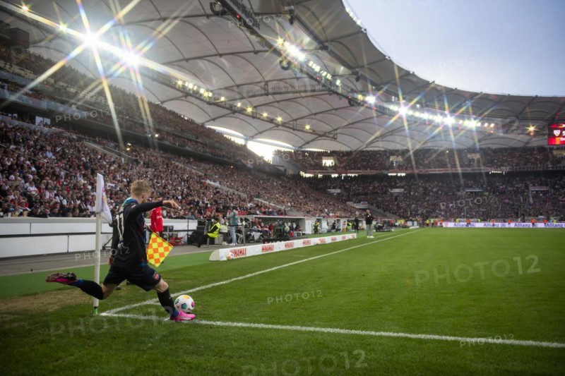 Corner kick action Jan-Niklas Beste 1. FC Heidenheim 1846 FCH (37) in front of the new main stand, MHPArena, MHP Arena Stuttgart, Baden-Württemberg, Germany, Europe