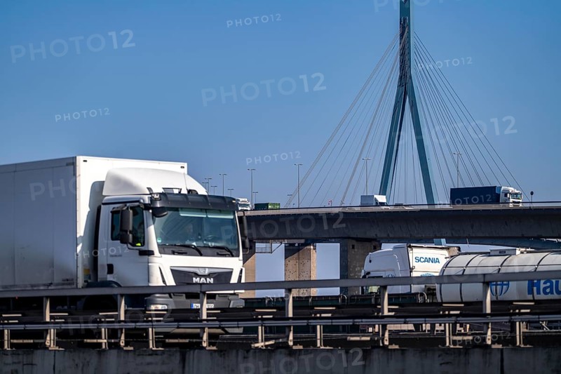 The Köhlbrand Bridge in the port of Hamburg, in front traffic on the A7 motorway, spans the 325 m wide Köhlbrand, an arm of the Süderelbe, the bridge is over 3600 metres long, 53 metres above the water, piers 135 m high, more than 30, 000 vehicles use the B3 bridge daily, important connection to the port, it is dilapidated, to be rebuilt, Hamburg, Germany, Europe