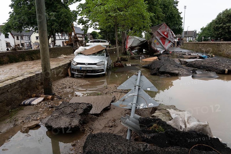 Flood in North Rhine-Westphalia, the village of Iversheim on the Erft was almost completely flooded Damage to almost all buildings and the road, clean-up work, Iversheim, district of Bad Münstereifel, North Rhine-Westphalia, Germany, Europe