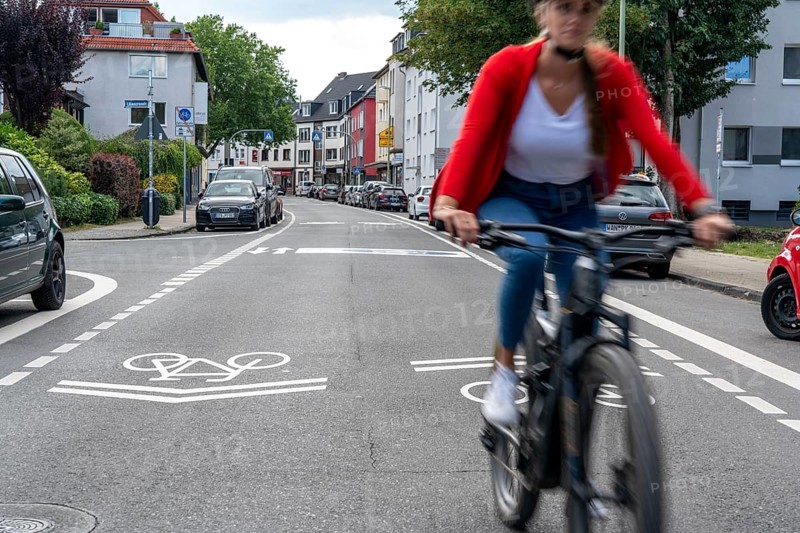 Bicycle road, cyclists have priority over car traffic, new cycle routes through Essen, here in the Rüttenscheid district, Kahrstrasse, part of the requirements of the clean air plan, against driving bans, Essen, North Rhine-Westphalia, Germany, Europe