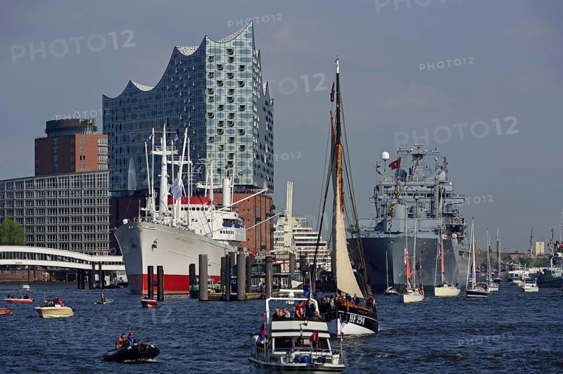 Europe, Germany, Hamburg, Elbe, Cap San Diego, in the background Elbe Philharmonic Hall, Hamburg, Hamburg, Federal Republic of Germany, Europe