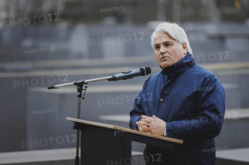 Mehmet Daimagueler, Commissioner against Antiziganism in Germany, photographed during the commemoration ceremony at the Memorial to the Murdered Jews of Europe in Berlin, 31 January 2024 / Photographed on behalf of the Federal Ministry for Women, Senior Citizens, Family and Youth