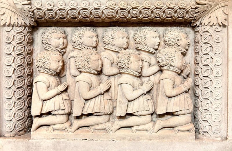 Effigies of male children on the Harman memorial monument dated 1569 in St John the Baptist church Burford, Oxfordshire, England, UK