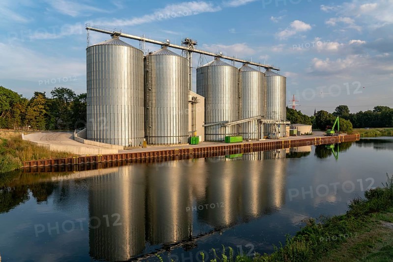 Silo plant, storage silo for grain and rape, of the Raiffeisen-Landbund, at the Lahde lock canal, 5 silo cells, which are operated by the farmers of the co-operative, the products are transported by water for further processing, Petershagen North Rhine-Westphalia, Germany, Europe