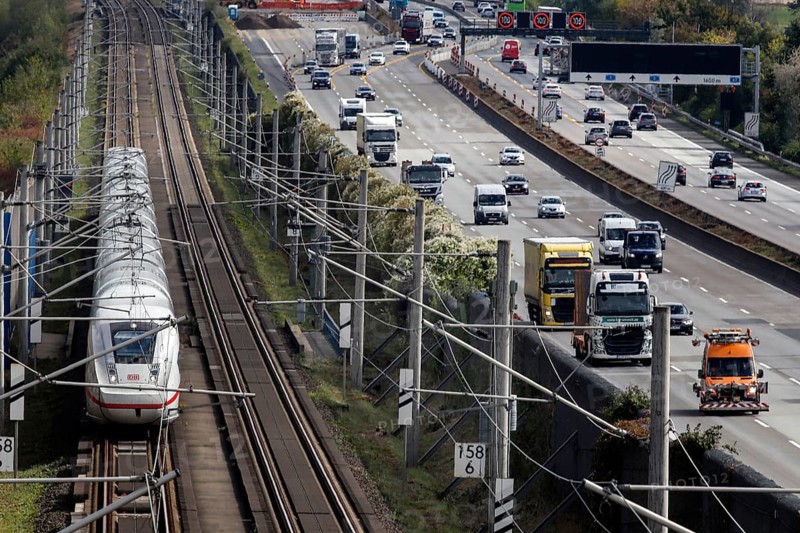 A Deutsche Bahn ICE train passes cars on the A3 motorway, Flörsheim, 28/09/2020