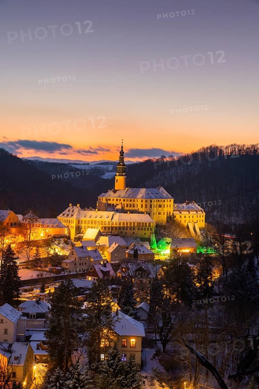 Winter evening in the Müglitz valley, impressively illuminated Weesenstein Castle at the blue hour, Weesenstein, Saxony, Germany, Europe