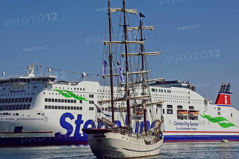 Europe, Germany, Schleswig-Holstein, Kiel, state capital, Baltic Sea, harbour, Hörn, windjammer Artemis setting sail, Hamburg, Hamburg, Federal Republic of Germany, Europe