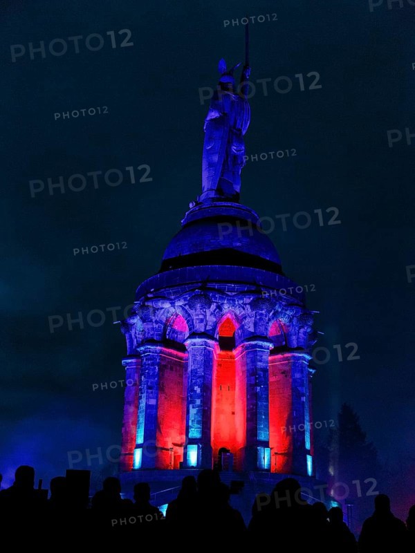 Crowd, silhouettes in front of Hermannsdenkmal, illuminated, night shot, Teutoburg Forest, Detmold, North Rhine-Westphalia, Germany, Europe