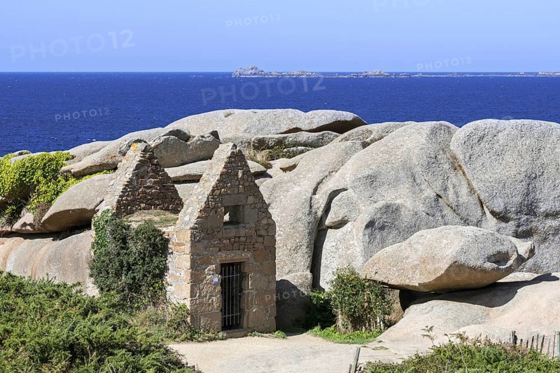 17th century gunpowder magazine along the Côte de granit rose, Pink Granite Coast at Ploumanac'h, Perros-Guirec, Côtes-d'Armor, Brittany, France, Europe