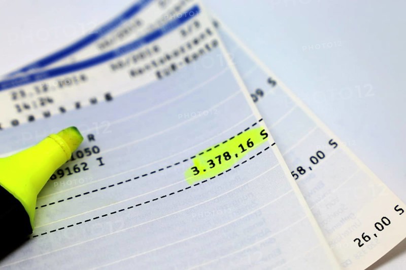 Symbolic image: Bank statement with negative account balance